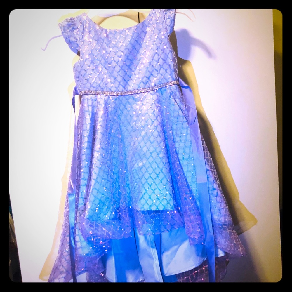 I’m selling a dress for a girl